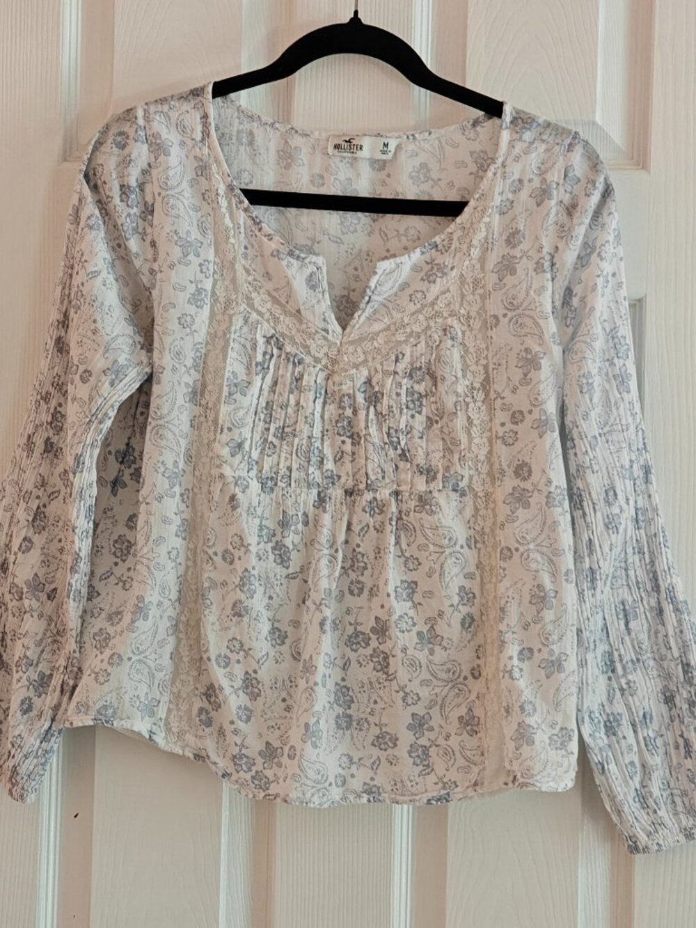 HOLLISTER Boho Lace Trim Peasant Blouse White Blue Paisley Floral Top M